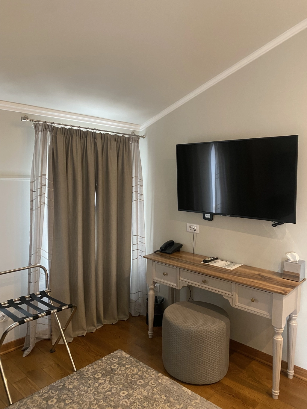 Стая Делукс с изглед към града