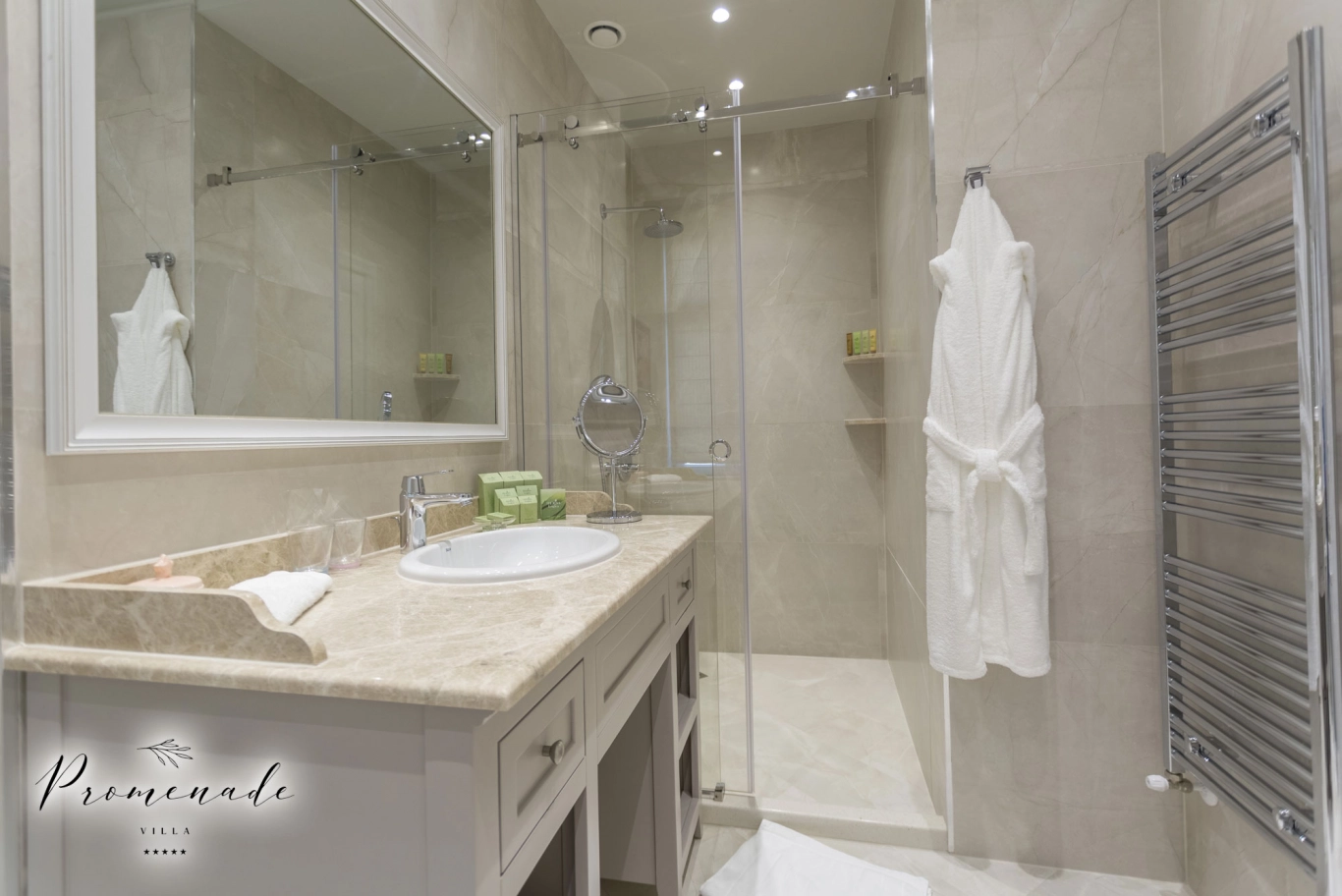 Студио Делукс с изглед към града