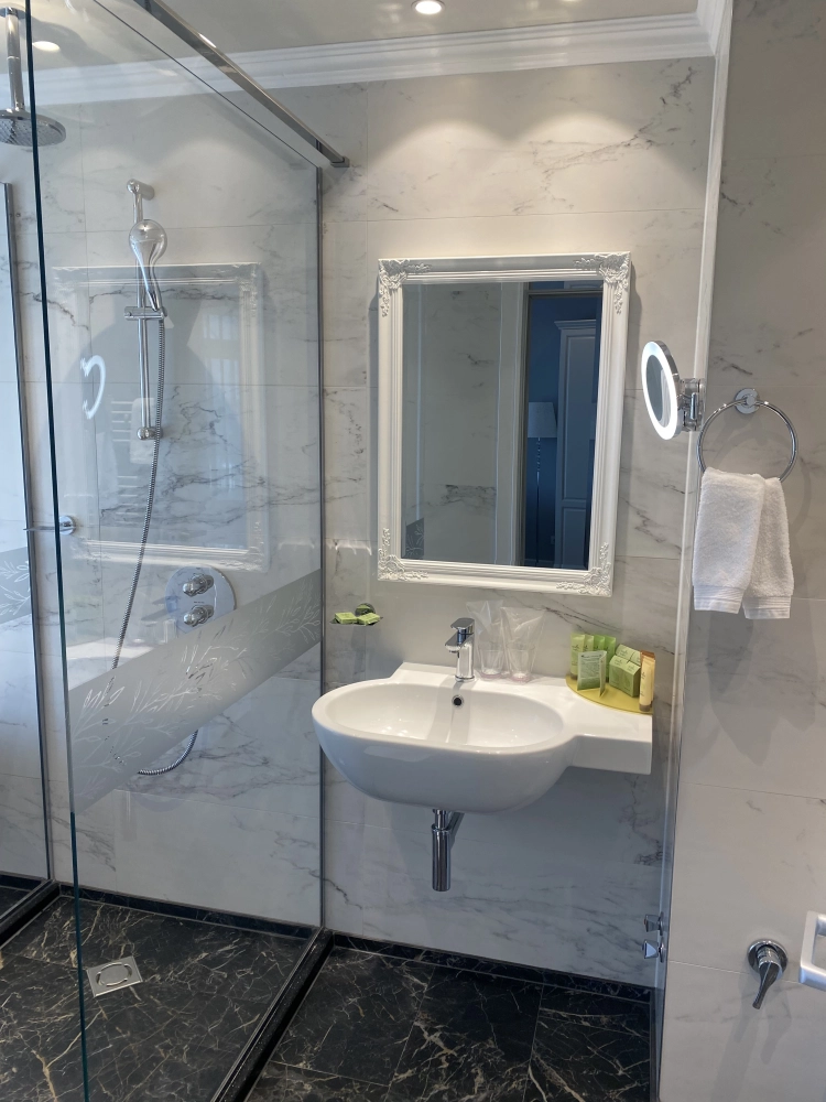 Grand deluxe room with sea view, balcony and bathtub