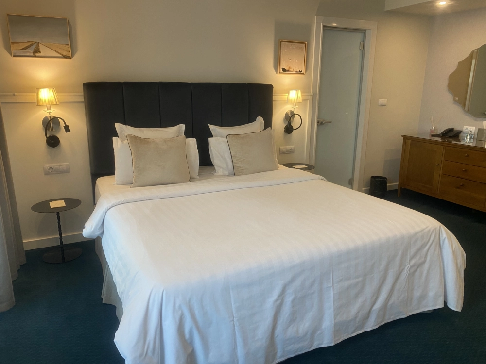Grand deluxe room with sea view, balcony and bathtub